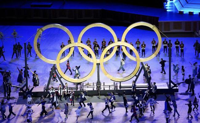 东京奥运开幕式五环怎么竖起来的