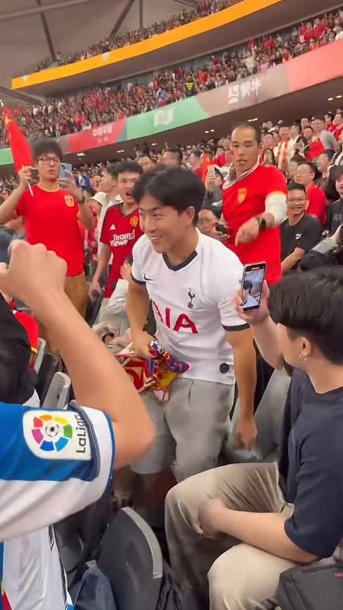 国足球迷和韩国球迷发生冲突