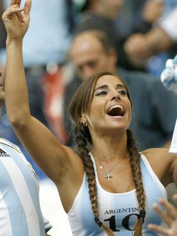 阿根廷女球迷脱球衣庆祝